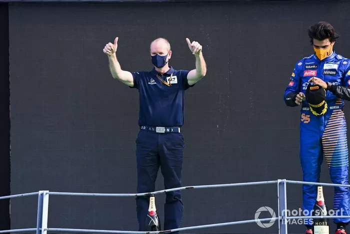 Podio: representante de AlphaTauri y el segundo lugar Carlos Sainz Jr., McLaren