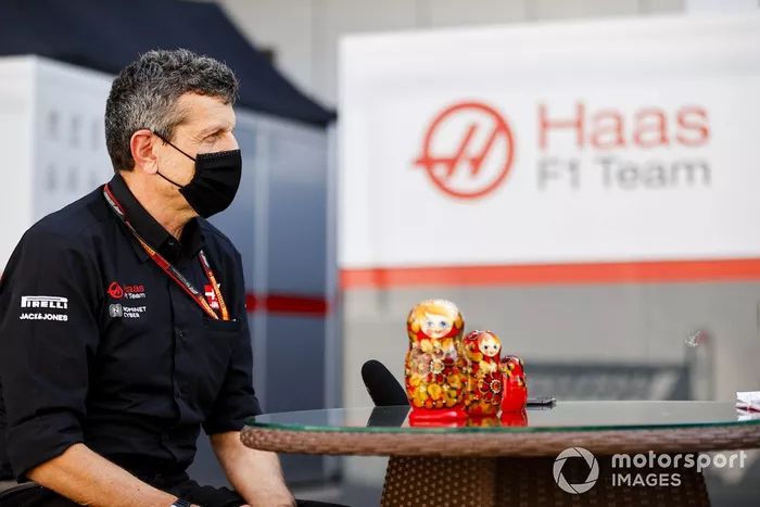 Guenther Steiner, director de Haas, habla ante los medios