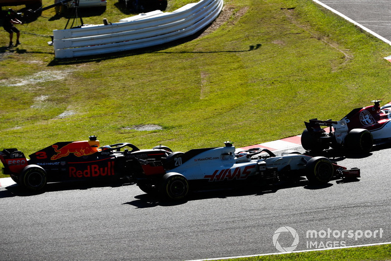 Kevin Magnussen, Haas F1 Team VF-18, y Daniel Ricciardo, Red Bull Racing RB14