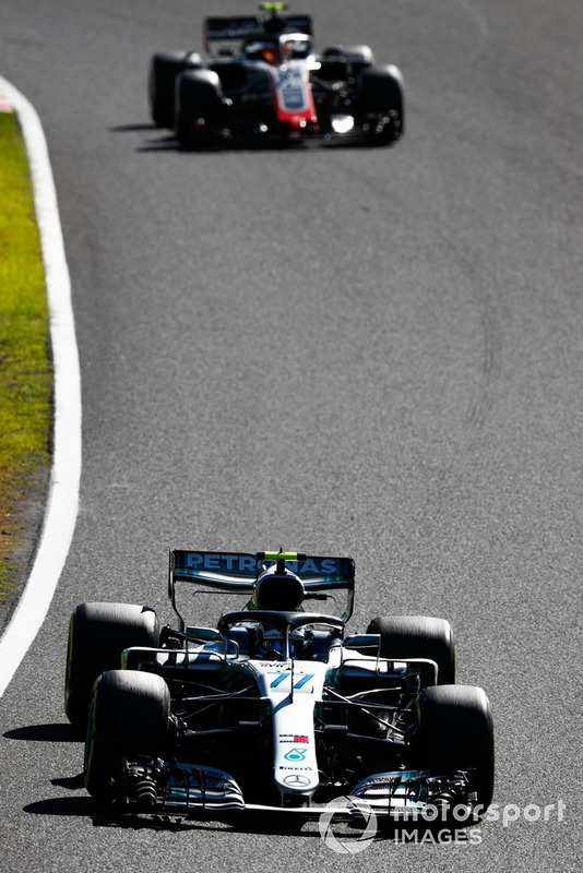 Valtteri Bottas, Mercedes AMG F1 W09, leads Kevin Magnussen, Haas F1 Team VF-18