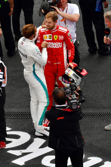 Lewis Hamilton, Mercedes AMG F1 e Sebastian Vettel, Ferrari, festeggiano nel parco chiuso