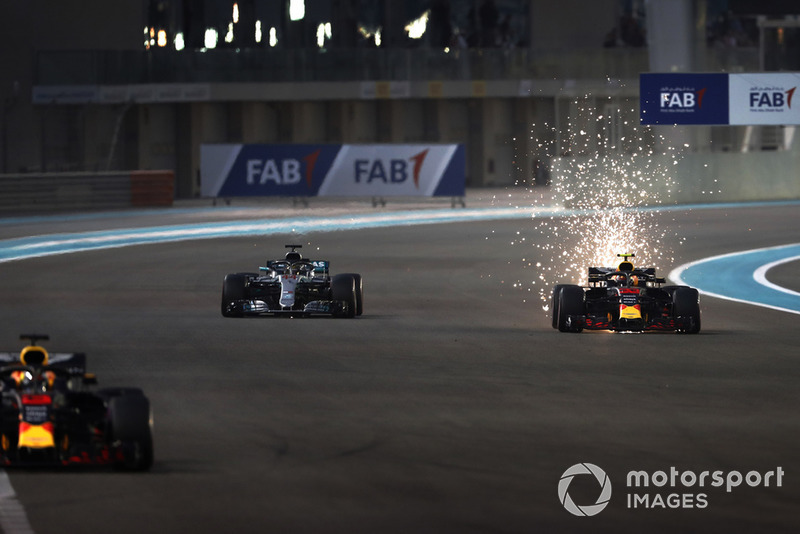 Chispas vuelan desde el auto de Max Verstappen, Red Bull Racing RB14, mientras lucha contra Lewis Hamilton, Mercedes AMG F1 W09 EQ Power +
