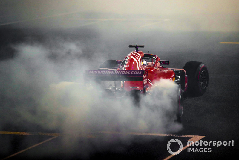 Sebastian Vettel, Ferrari SF71H, fait des donuts après la course