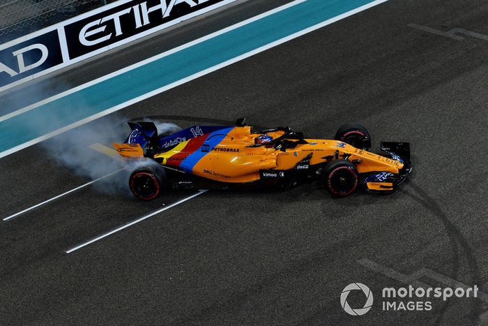 Fernando Alonso, McLaren MCL33 hace donuts al final de la última carrera