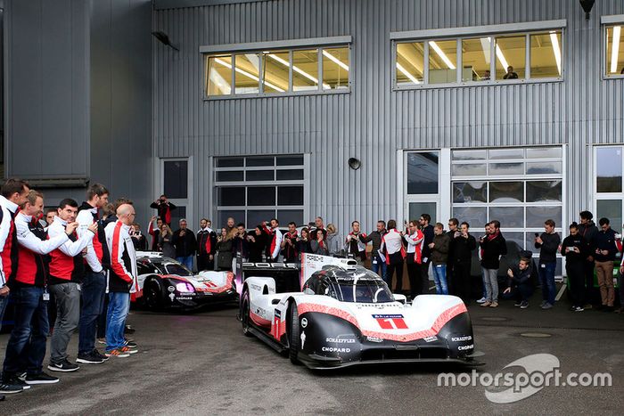 Miembros del equipo Porsche en el centro de investigación y desarrollo en Weissach con el Porsche 919 Hybrid EvoPorsche 919 Hybrid Evo en las carreteras públicas alemanas