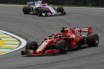 Sebastian Vettel, Ferrari SF71H et Sergio Perez, Racing Point Force India VJM11