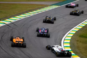 Sergey Sirotkin, Williams FW41, Fernando Alonso, McLaren MCL33, en Brendon Hartley, Toro Rosso STR13. 