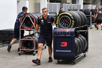 Red Bull Racing mechanic and Pirelli tyres
