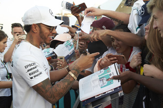 Lewis Hamilton, Mercedes AMG F1, zet handtekeningen