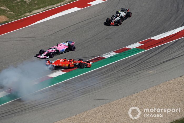 Sebastian Vettel, Ferrari SF71H y Daniel Ricciardo, Red Bull Racing RB14 colisionan en la primera vuelta