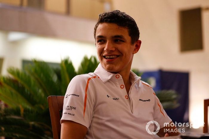Lando Norris, McLaren, con los medios