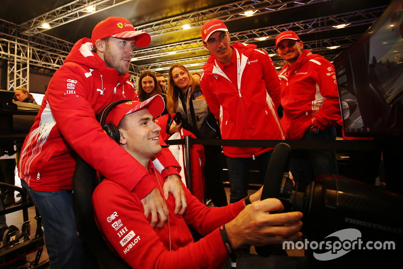 Пилоты Ferrari Сэм Бёрд, Давиде Ригон, Джанкарло Физикелла и Андреа Бертолини