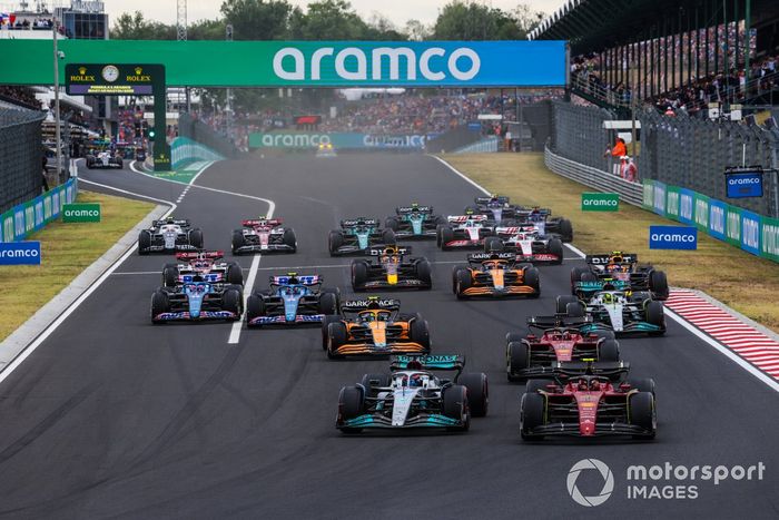 George Russell, Mercedes W13, Carlos Sainz, Ferrari F1-75, Charles Leclerc, Ferrari F1-75, Lando Norris, McLaren MCL36, Lewis Hamilton, Mercedes W13, el resto de la parrilla de salida