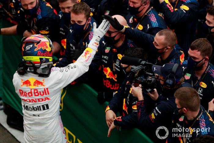 Sergio Pérez, Red Bull Racing, 3ª posición, celebra con su equipo en el Parc Ferme