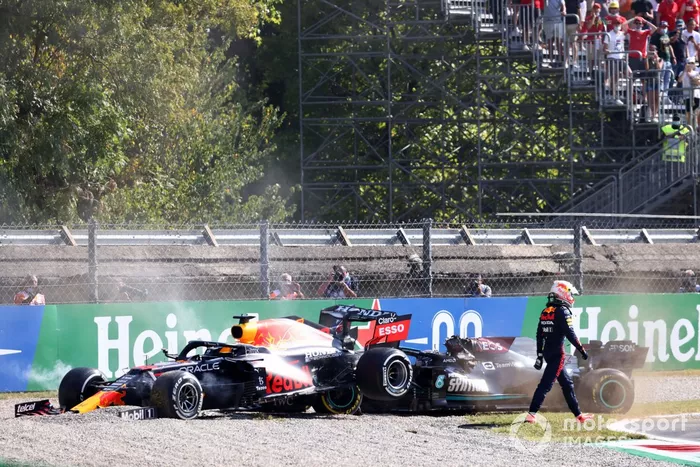 Max Verstappen, Red Bull Racing, se aleja de su coche tras una colisión con Lewis Hamilton, Mercedes W12