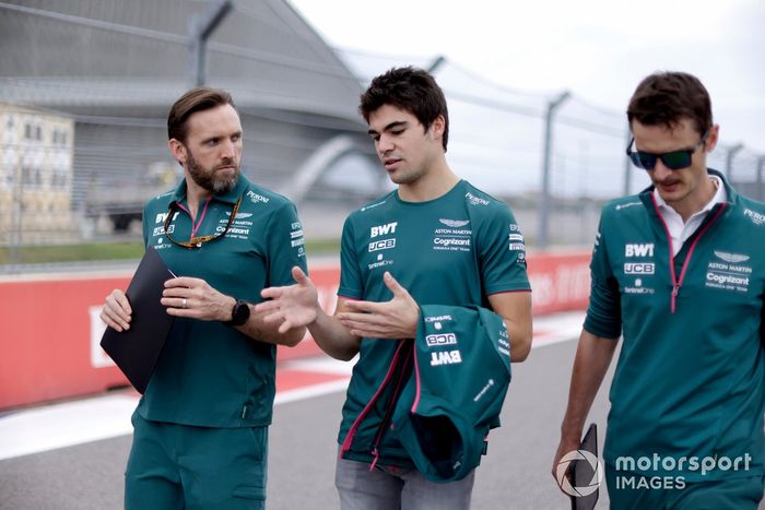 Lance Stroll, Aston Martin, camina la pista
