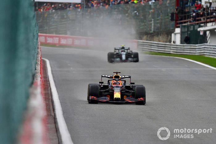 Max Verstappen, Red Bull Racing RB16B, Sebastian Vettel, Aston Martin AMR21