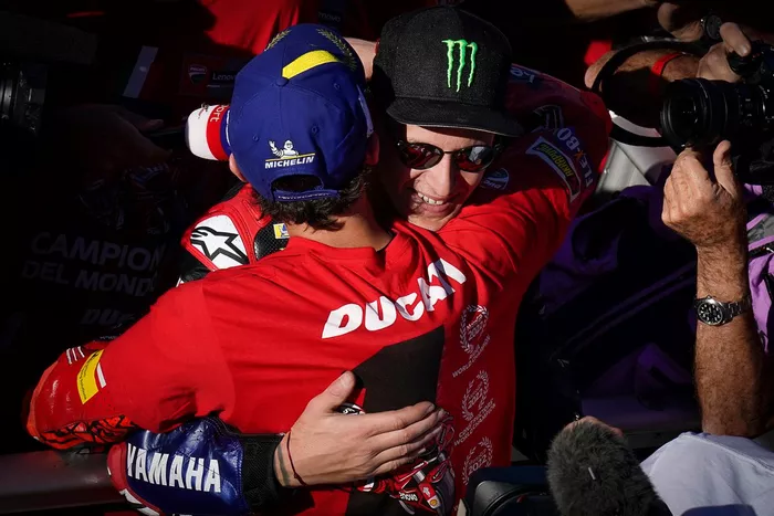 El Campeón Francesco Bagnaia, Ducati Team, es felicitado por Fabio Quartararo, Yamaha Factory Racing