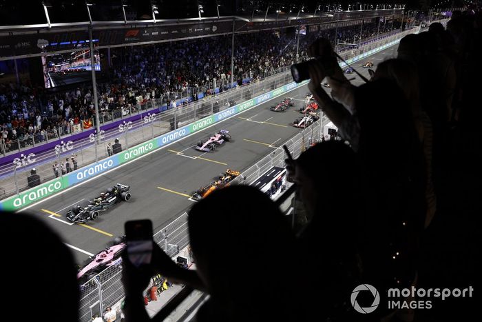 Esteban Ocon, Alpine A523, Lewis Hamilton, Mercedes F1 W14, Oscar Piastri, McLaren MCL60, en la salida