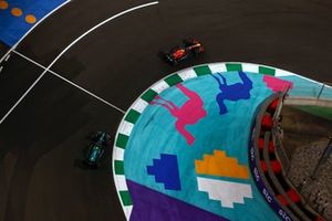 Sergio Perez, Red Bull Racing RB19, Fernando Alonso, Aston Martin AMR23