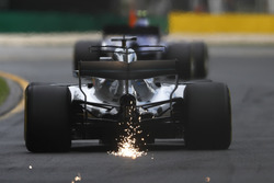 Chispas detrás del W08 de Lewis Hamilton
