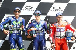 Segundo puesto Valentino Rossi, Yamaha Factory Racing, Ganador de la pole Maverick Viñales, Yamaha Factory Racing, y tercero Andrea Dovizioso, Ducati Team