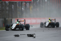 Nico Hulkenberg, Sahara Force India F1 VJM09 et Sergio Perez, Sahara Force India F1 VJM09 passent des débris du crash de la Sauber C35 de Marcus Ericsson, Sauber F1 Team