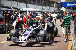 La Haas F1 Team VF-17, à la nouvelle livrée, de Kevin Magnussen dans les stands