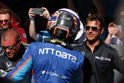 Scott Dixon, Chip Ganassi Racing Honda est félicité par son équipe après sa