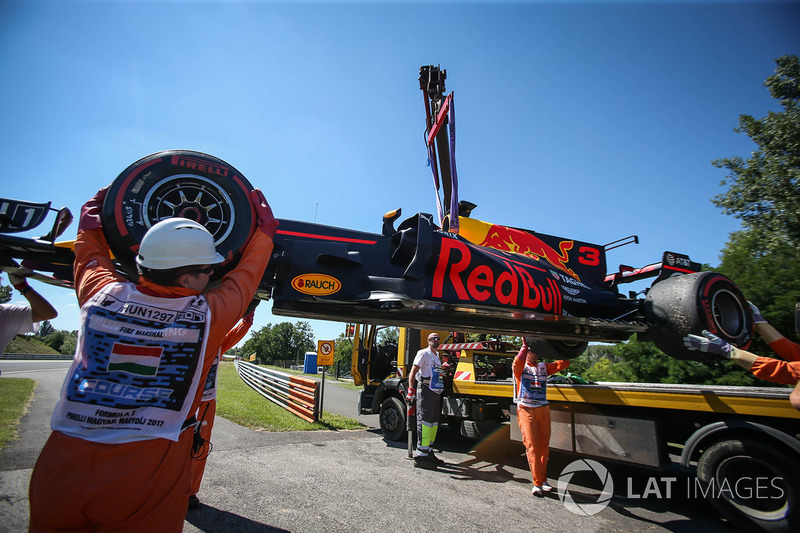 El auto de Daniel Ricciardo, Red Bull Racing RB13 es recuperado por los oficiales