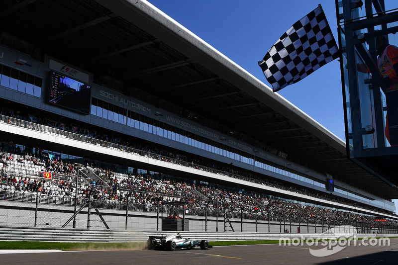 Valtteri Bottas, Mercedes AMG F1 F1 W08 takes the chequered flag