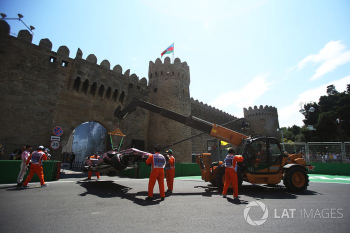 El coche de Sergio Pérez, Sahara Force India VJM10 es retirado por oficiales de pista