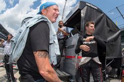 Le batteur des Red Hot Chili Peppers, Chad Smith, discute avec Will Power, Team Penske Chevrolet