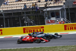 Себастьян Феттель, Ferrari SF70H, и Валттери Боттас, Mercedes AMG F1 W08