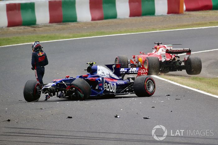 Carlos Sainz, Scuderia Toro Rosso, sufre un accidente con el STR12