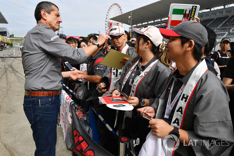Até o diretor da Haas, Gunther Steiner, autografou objetos para os fãs da equipe.