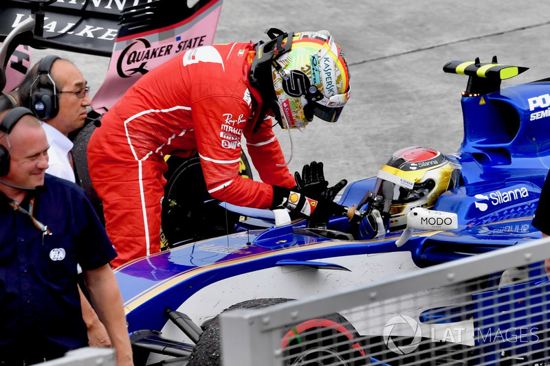 Sebastian Vettel, Ferrari thanks Pascal Wehrlein, Sauber C36 for the lift