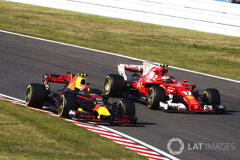 Max Verstappen, Red Bull Racing RB13 y Kimi Raikkonen, Ferrari SF70H, pit stop