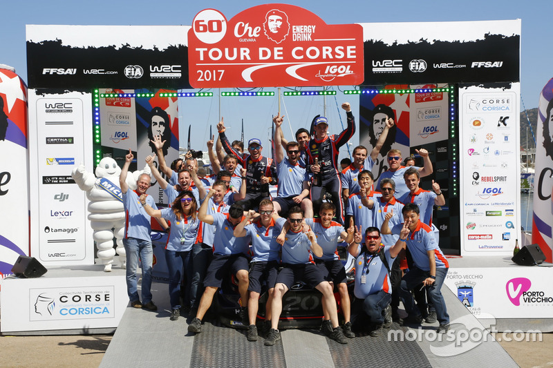 I vincitori Thierry Neuville, Nicolas Gilsoul, Hyundai i20 Coupe WRC, Hyundai Motorsport con il team