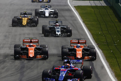 Daniil Kvyat, Scuderia Toro Rosso STR12, Stoffel Vandoorne, McLaren MCL32, Fernando Alonso, McLaren