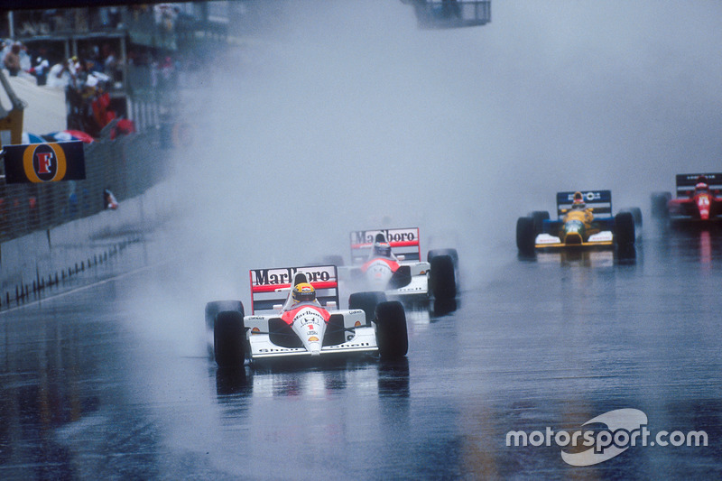Ayrton Senna lidera a su compañero Gerhard Berger, McLaren MP4/6 Honda, Nigel Mansell, Williams FW14 Renault, detrás del auto de Berger con estela de agua de Jean Alesi, Ferrari 643, en el inicio