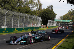Lewis Hamilton, Mercedes AMG F1 W08, devant Sebastian Vettel, Ferrari SF70H, Valtteri Bottas, Mercedes AMG F1 W08, Kimi Raikkonen, Ferrari SF70H, Max Verstappen, Red Bull Racing RB13