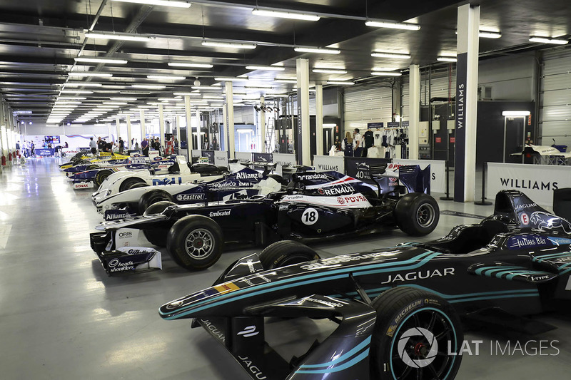 Klasik Williams F1 araçları ve 1999 Le Mans galibi BMW ve Jaguar FE aracı
