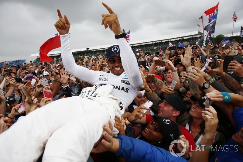 Race winner Lewis Hamilton, Mercedes AMG F1, celebrates victory with the fans