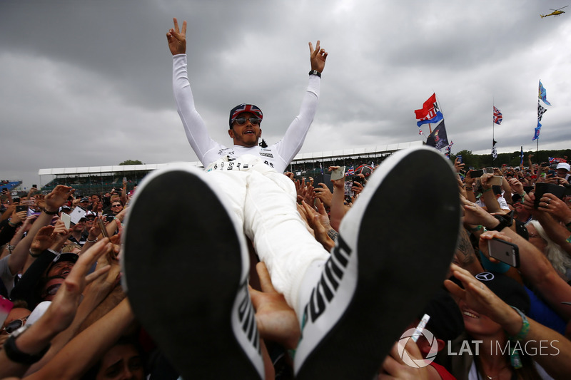 Race winner Lewis Hamilton, Mercedes AMG F1, celebrates victory with the fans