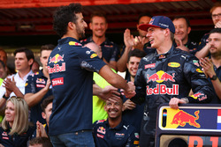 Ganador de la carrera Max Verstappen, Red Bull Racing celebra con el equipo y Daniel Ricciardo, Red Bull Racing