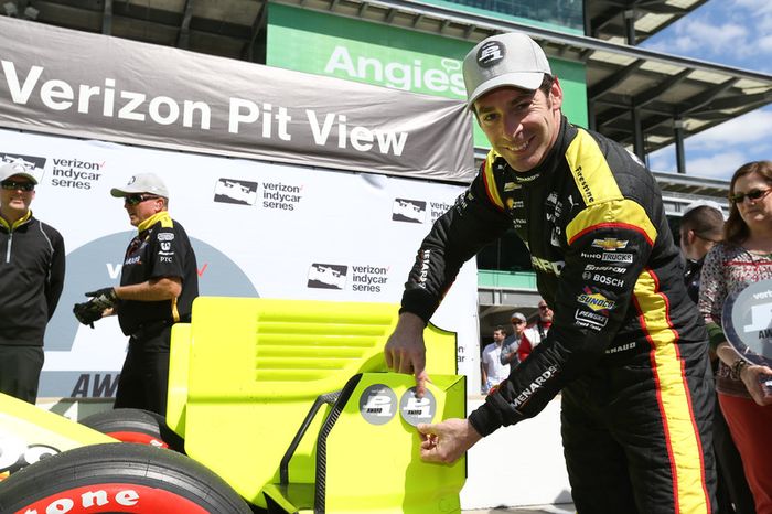 Ganador de la pole Simon Pagenaud, Team Penske Chevrolet