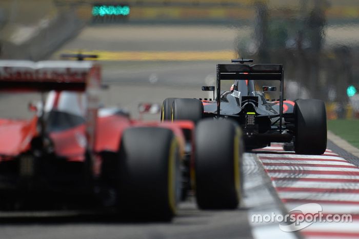 Fernando Alonso, McLaren MP4-31 leads Sebastian Vettel, Ferrari SF16-H