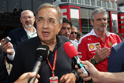 (Зліва направо): Серджіо Маркіонне, президент Ferrari і генеральний директор Fiat Chrysler з Мауріці