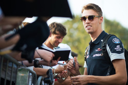 Daniil Kvyat, Scuderia Toro Rosso, gibt Autogramme